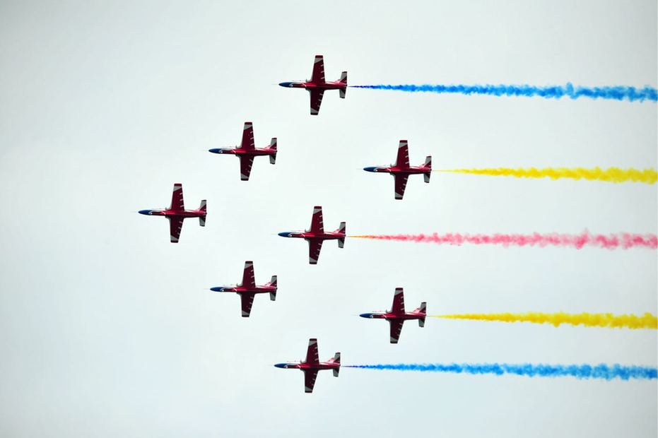 赤橙黃綠青藍紫，長空雄鷹呈英豪！