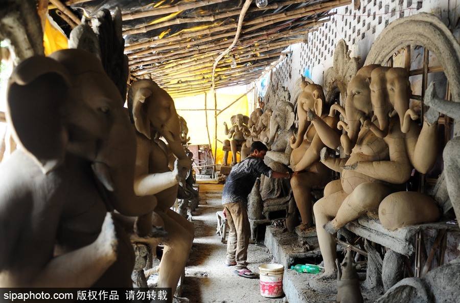 走近印度傳統節日甘尼許節 當地藝術家用黏土制作象神甘尼許