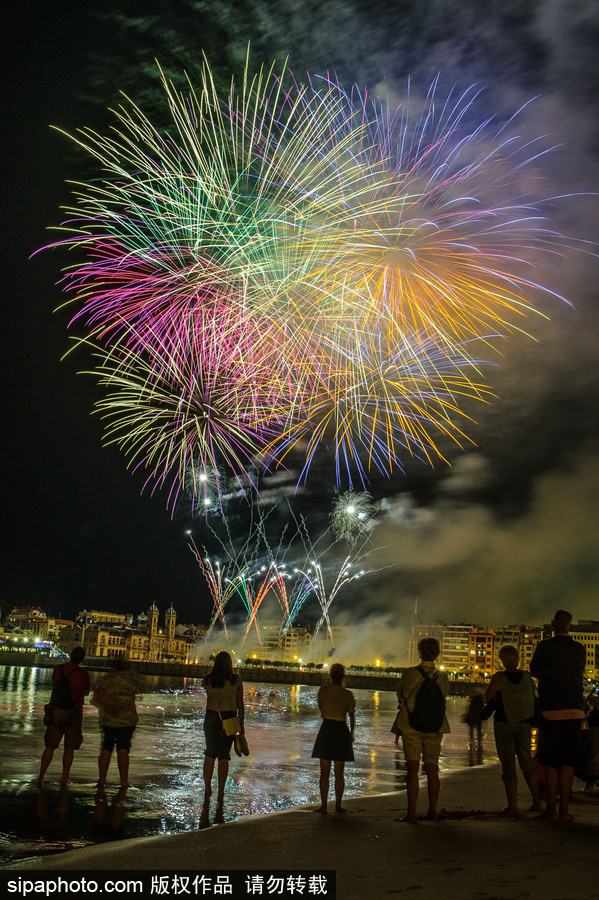 西班牙圣塞巴斯蒂安盛大煙火點亮夜空 璀璨絕美