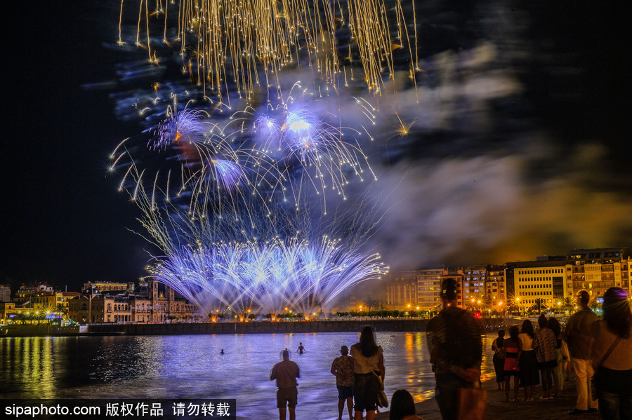 西班牙圣塞巴斯蒂安盛大煙火點亮夜空 璀璨絕美