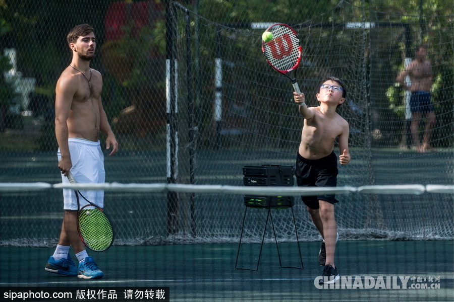 莫斯科民眾享受日光浴水邊消暑 享受夏日休閑時光