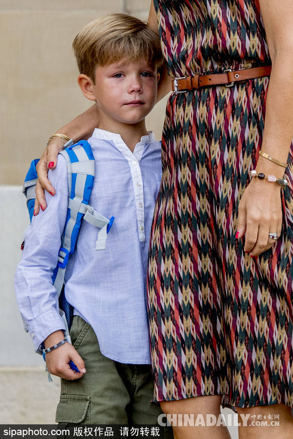 丹麥王儲(chǔ)龍鳳胎兒女迎來入學(xué)日 小王子神情“哀傷”小公主興奮雀躍