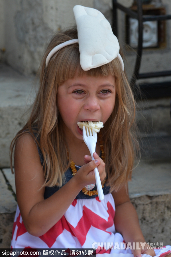 原來(lái)外國(guó)人也吃餃子 波蘭“餃子節(jié)”民眾大享美食