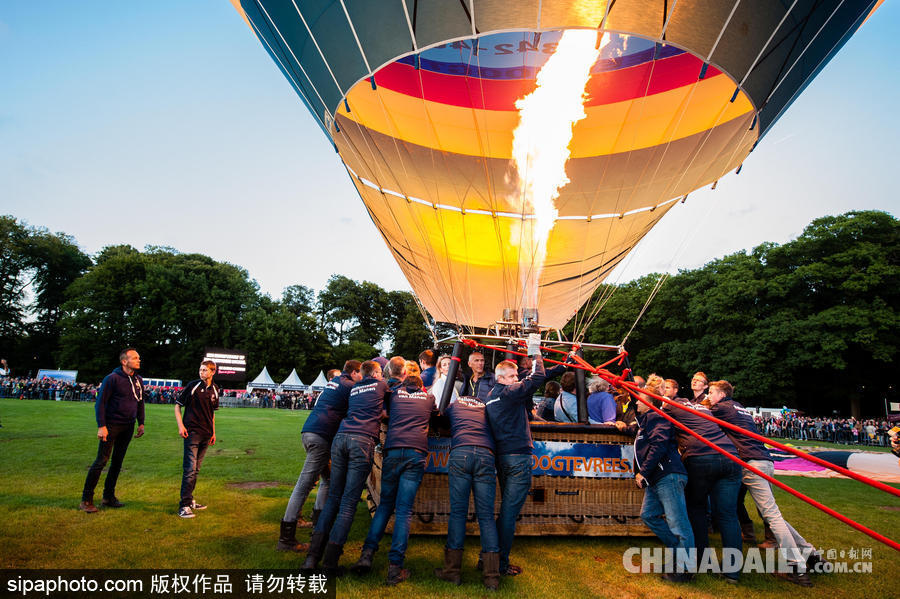 藍天下的飛行浪漫！荷蘭巴訥費爾德熱氣球節(jié)開幕