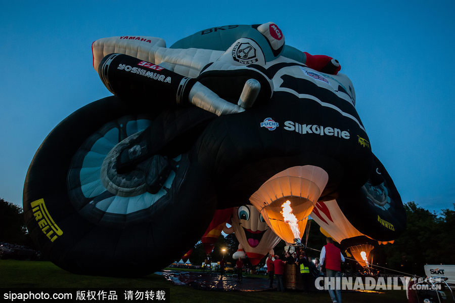 藍天下的飛行浪漫！荷蘭巴訥費爾德熱氣球節(jié)開幕