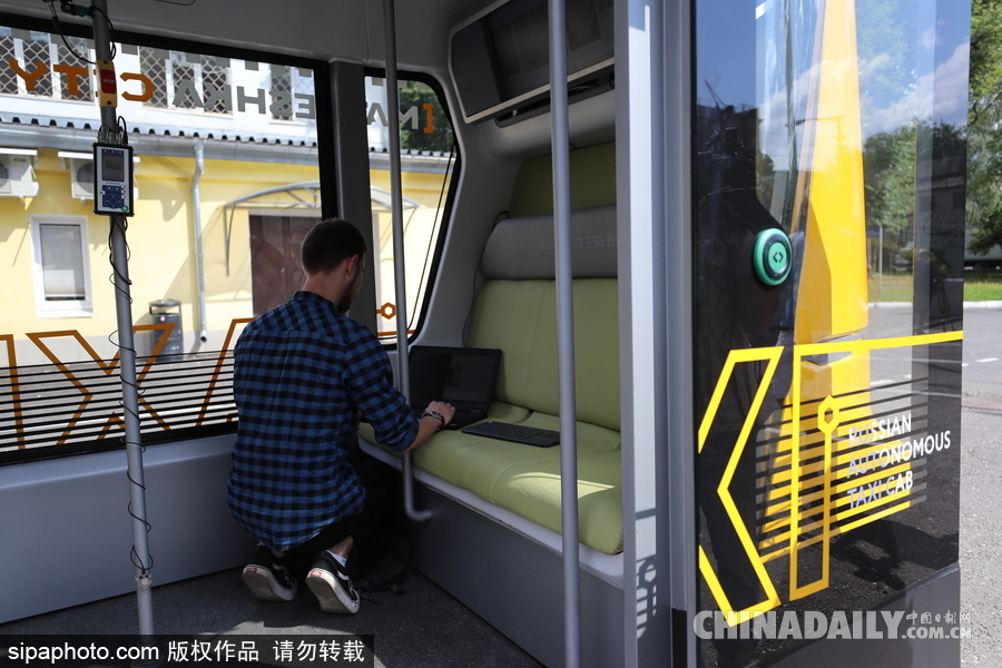 俄首輛無(wú)人駕駛巴士亮相 即將開(kāi)始運(yùn)營(yíng)