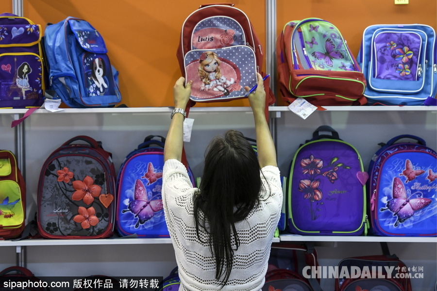 俄羅斯開學季將到來 萌娃文具店“大采購”