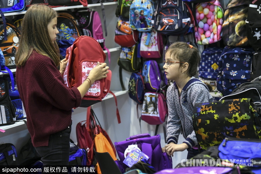 俄羅斯開學季將到來 萌娃文具店“大采購”