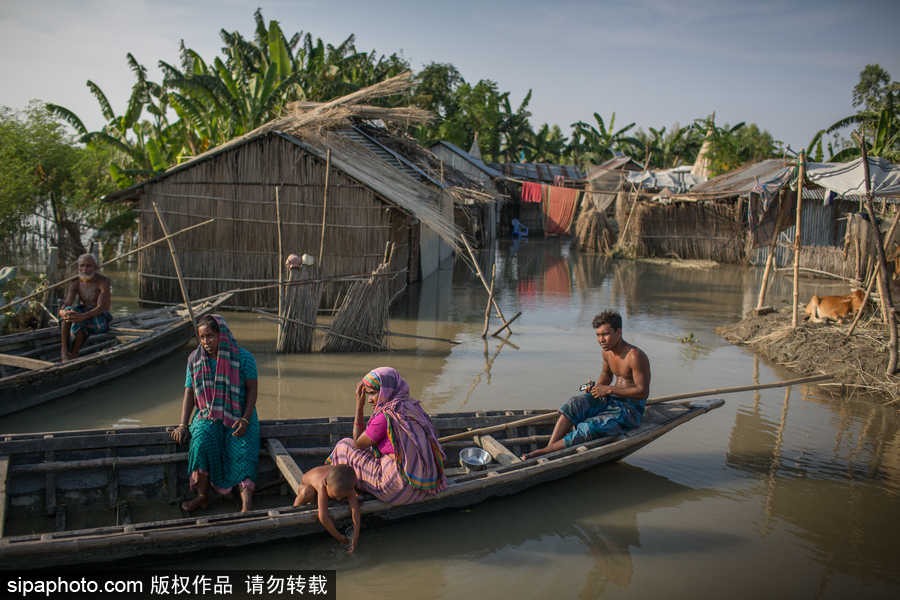 孟加拉國洪水肆虐 探訪當地居民的“水上”生活