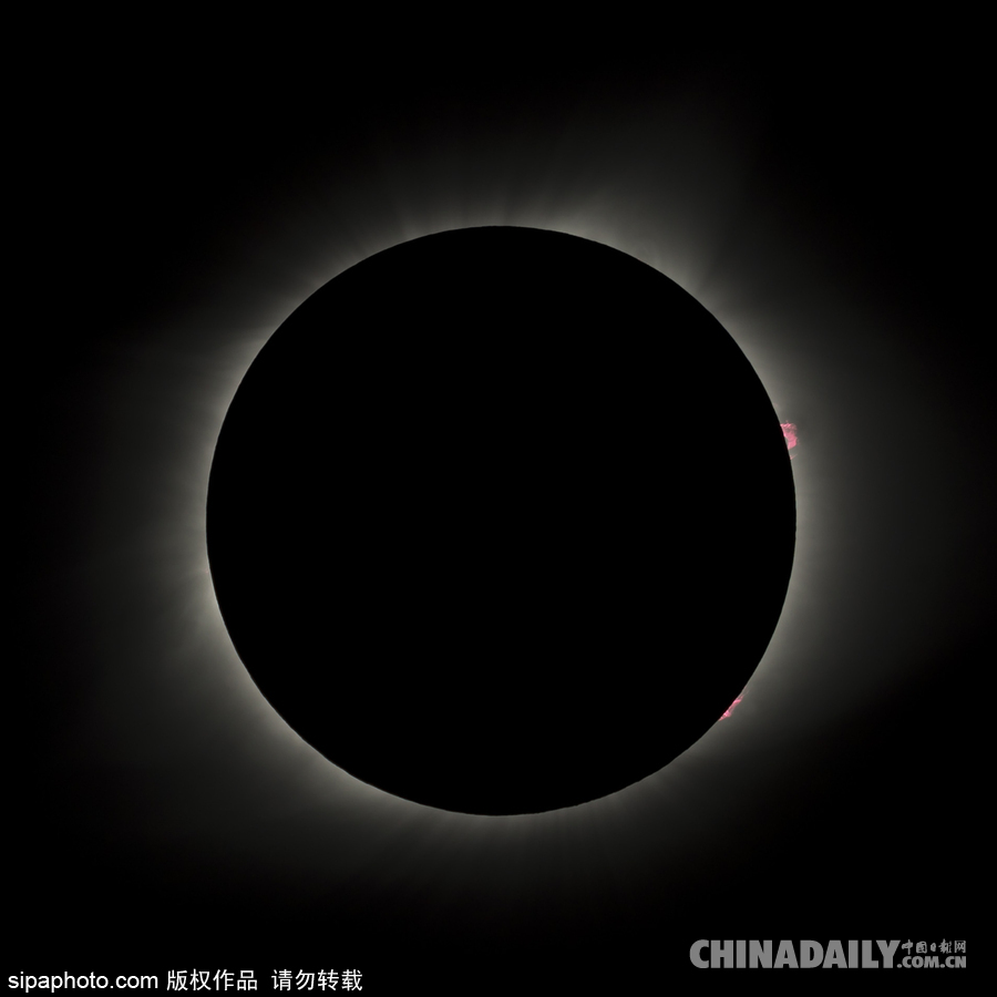 實(shí)拍美國德克薩斯州萊昂縣上空超級日全食