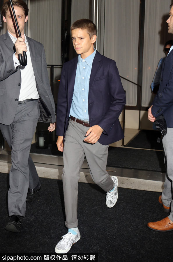 “貝嫂”維多利亞一襲水藍色套裝清新出街 二兒子羅密歐變“跟班”