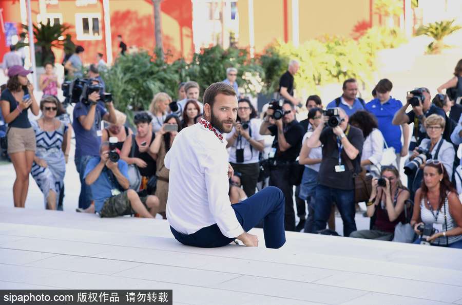 74屆威尼斯：開幕式帥氣主持人亞歷桑德羅·伯格現(xiàn)身場外吸引無數(shù)鏡頭