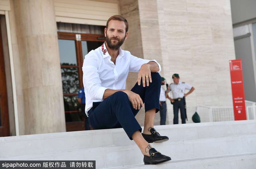 74屆威尼斯：開幕式帥氣主持人亞歷桑德羅·伯格現(xiàn)身場外吸引無數(shù)鏡頭