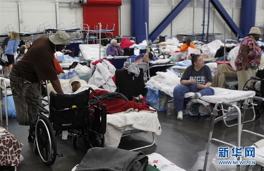 休斯敦洪災肆虐 避難所不堪重負
