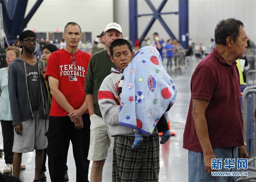 休斯敦洪災(zāi)肆虐 避難所不堪重負(fù)