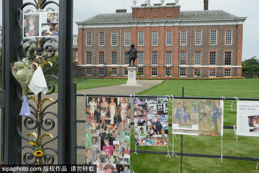 英國肯辛頓宮外擺滿照片鮮花 紀念戴安娜王妃逝世20周年