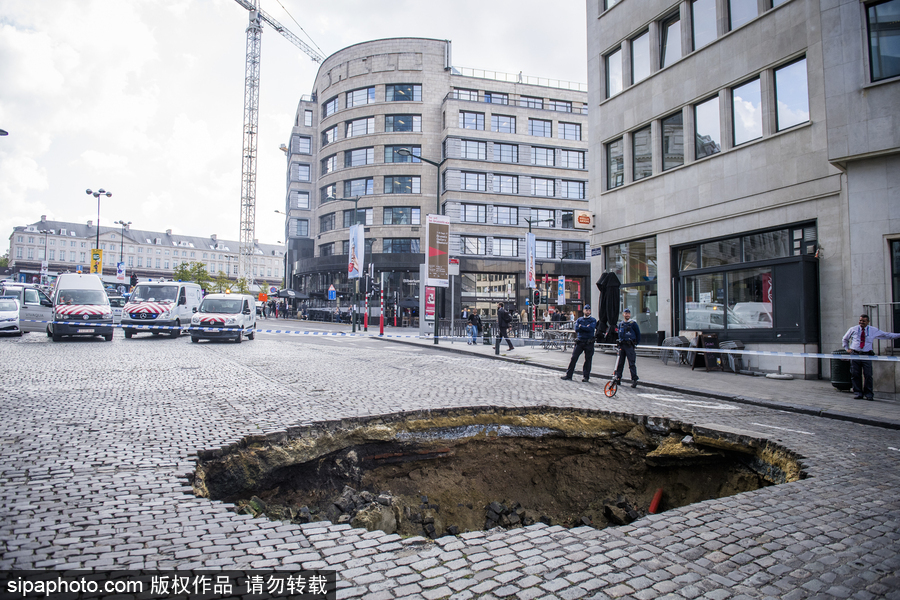 比利時(shí)布魯塞爾中央車站路面塌陷 驚現(xiàn)巨坑
