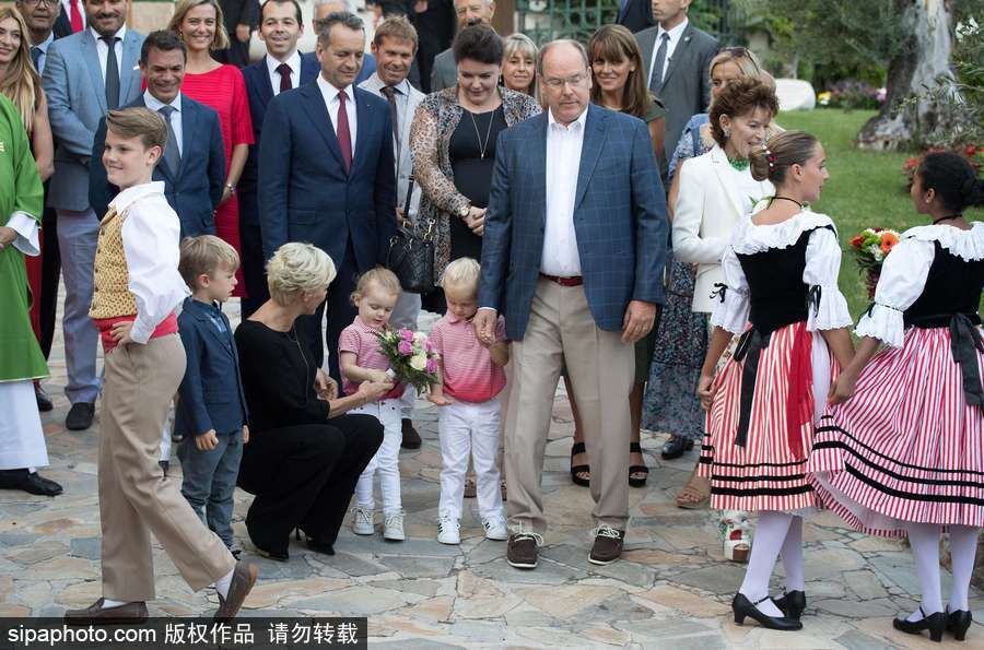摩納哥王室參加傳統(tǒng)野餐節(jié)活動(dòng) 龍鳳雙胞胎亮相萌翻全場(chǎng)