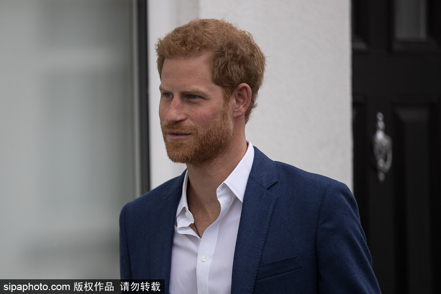 將添小侄子或小侄女？ 哈里王子滿臉喜氣造訪慈善機構