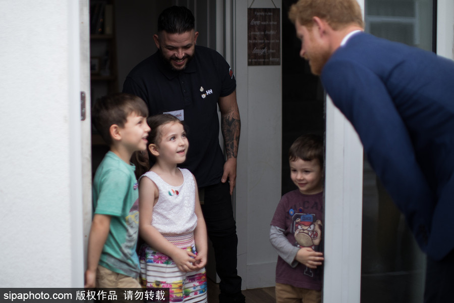 將添小侄子或小侄女？ 哈里王子滿臉喜氣造訪慈善機構