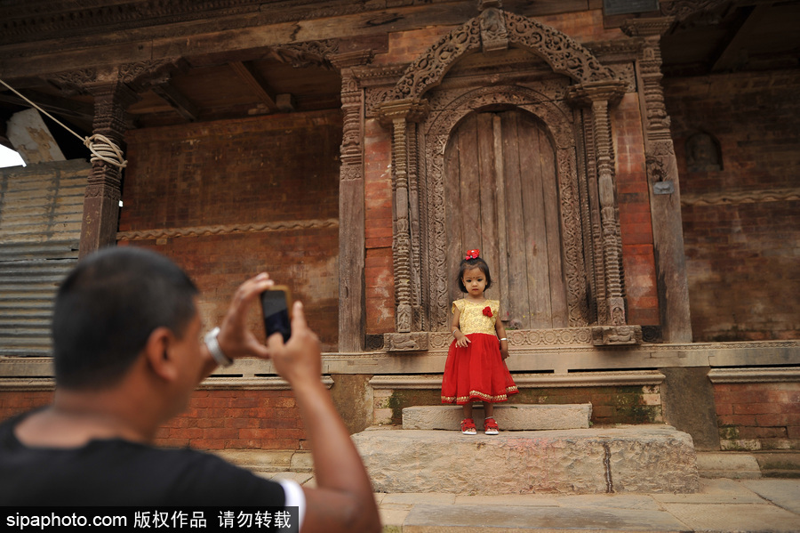 尼泊爾百名女孩精心裝扮化身“活女神” 慶祝庫瑪麗崇拜節