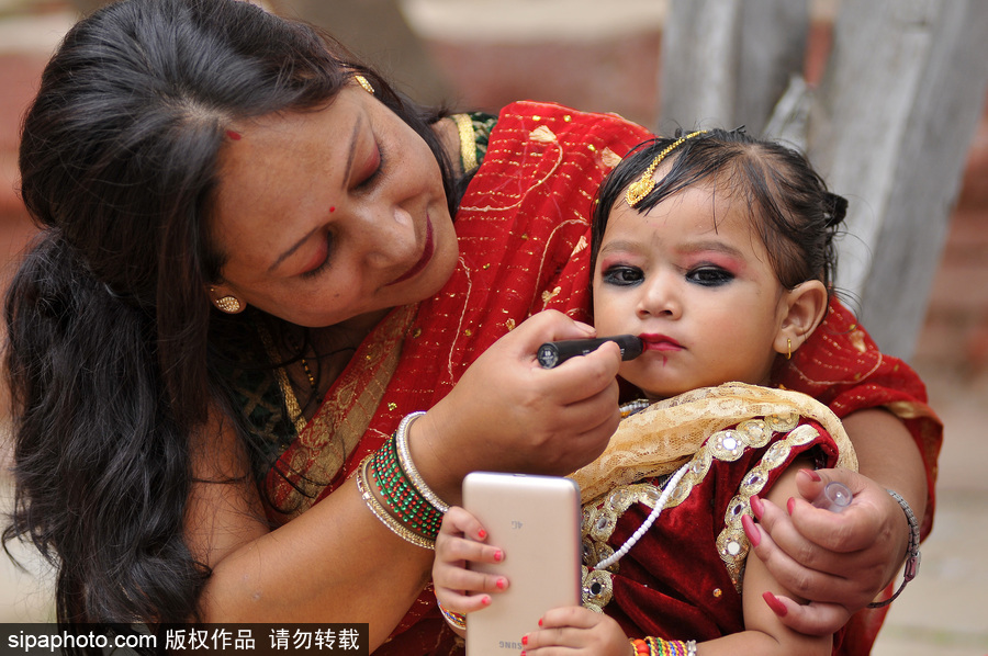 尼泊爾百名女孩精心裝扮化身“活女神” 慶祝庫瑪麗崇拜節