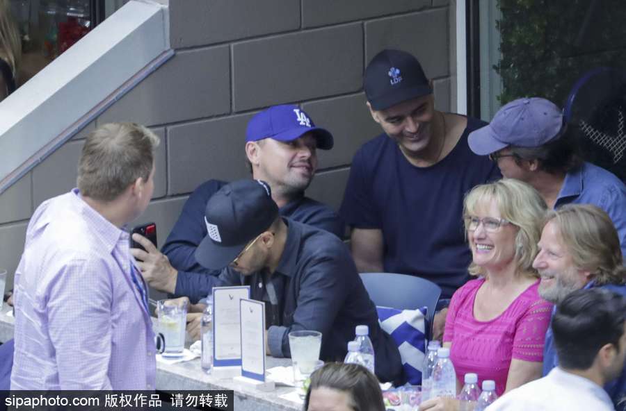 “小李子”萊昂納多現身美網賽場 坐角落與友人熱聊