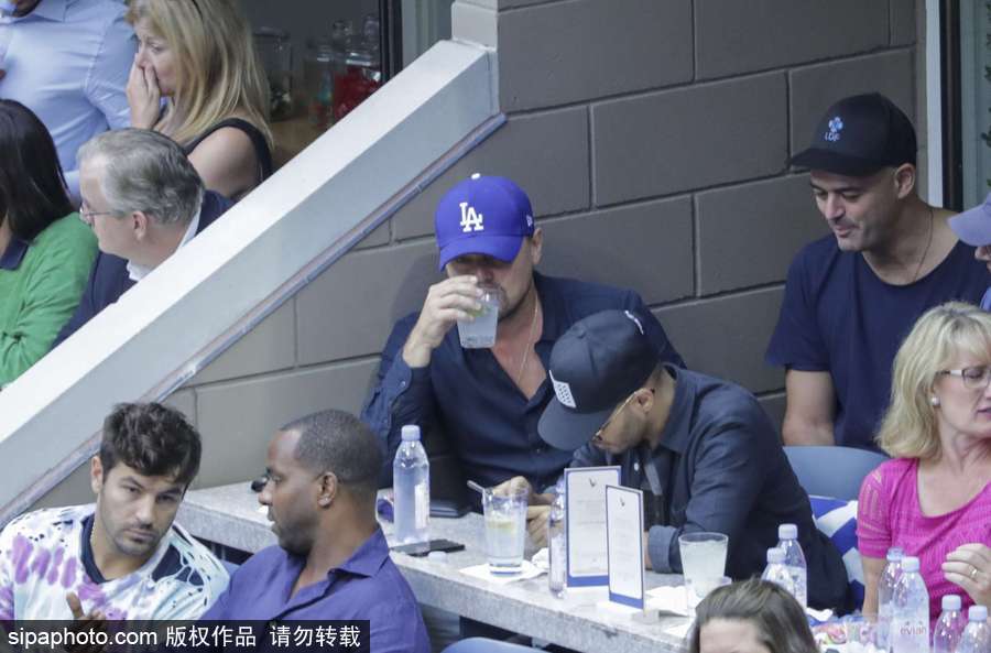 “小李子”萊昂納多現(xiàn)身美網(wǎng)賽場 坐角落與友人熱聊