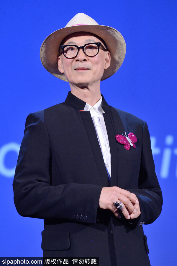 第74屆威尼斯電影節(jié)閉幕式現(xiàn)場(chǎng) 最佳導(dǎo)演激動(dòng)落淚新晉影后氣場(chǎng)逼人