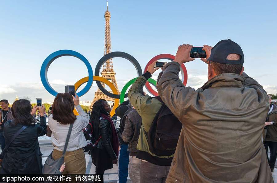 巴黎申奧成功 埃菲爾鐵塔旁奧運五環吸引眾多游客拍照留念