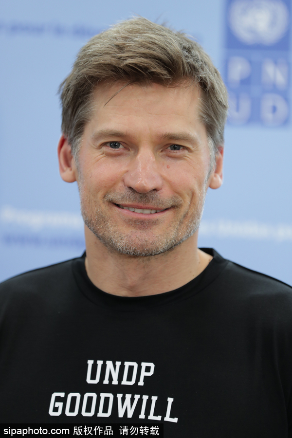 《權力的游戲》男星尼可拉現(xiàn)身活動 笑容清爽英俊帥氣