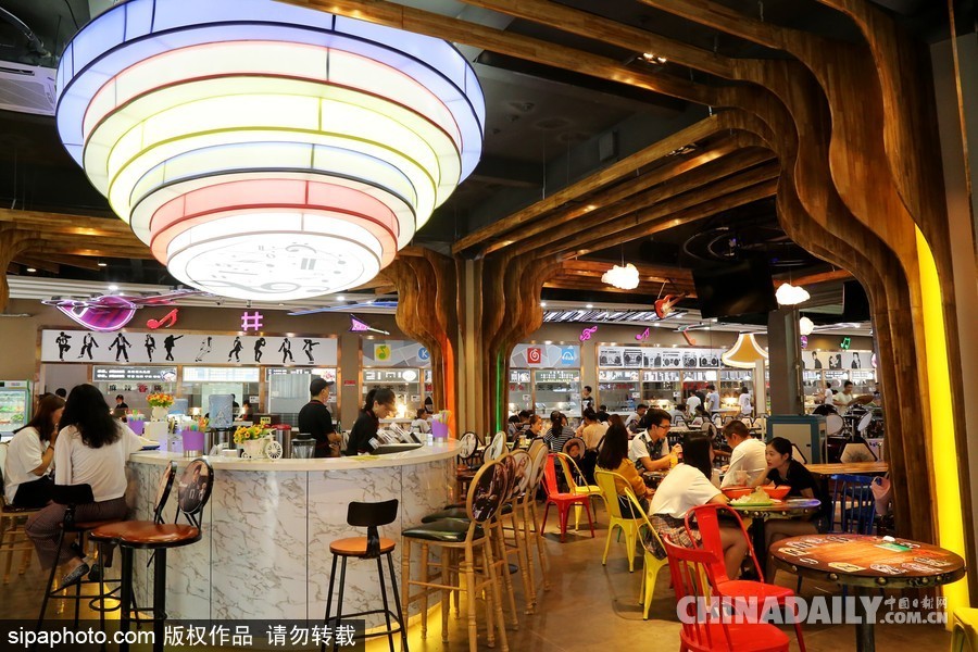 鄭州高校現“最美”學生餐廳 音樂主題扮靚飯堂