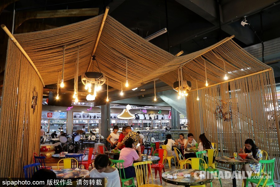 鄭州高校現(xiàn)“最美”學(xué)生餐廳 音樂主題扮靚飯?zhí)?/></p>

<p>2017年9月21日，河南鄭州，河南牧業(yè)經(jīng)濟(jì)學(xué)院學(xué)生食堂在新學(xué)期華麗變身，這處高大上的“最美餐廳”主打音樂主題，樂譜音符吊頂、留聲機(jī)裝飾、舒緩的背景音樂，音樂元素?zé)o處不在，餐廳中央還有一處小舞臺(tái)，設(shè)置了架子鼓、麥克風(fēng)供學(xué)生自由使用。</p>
</div>

<div width=