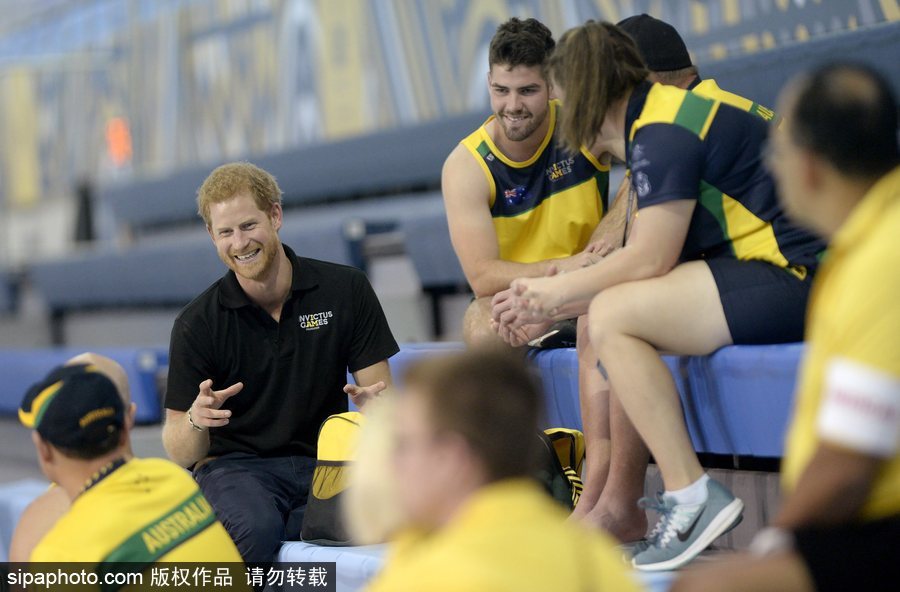 哈里王子到訪多倫多會見殘疾運動員 與運動員聊天交流平易近人