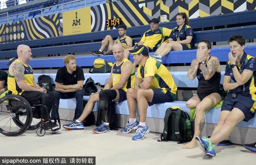 哈里王子到訪多倫多會見殘疾運動員 與運動員聊天交流平易近人