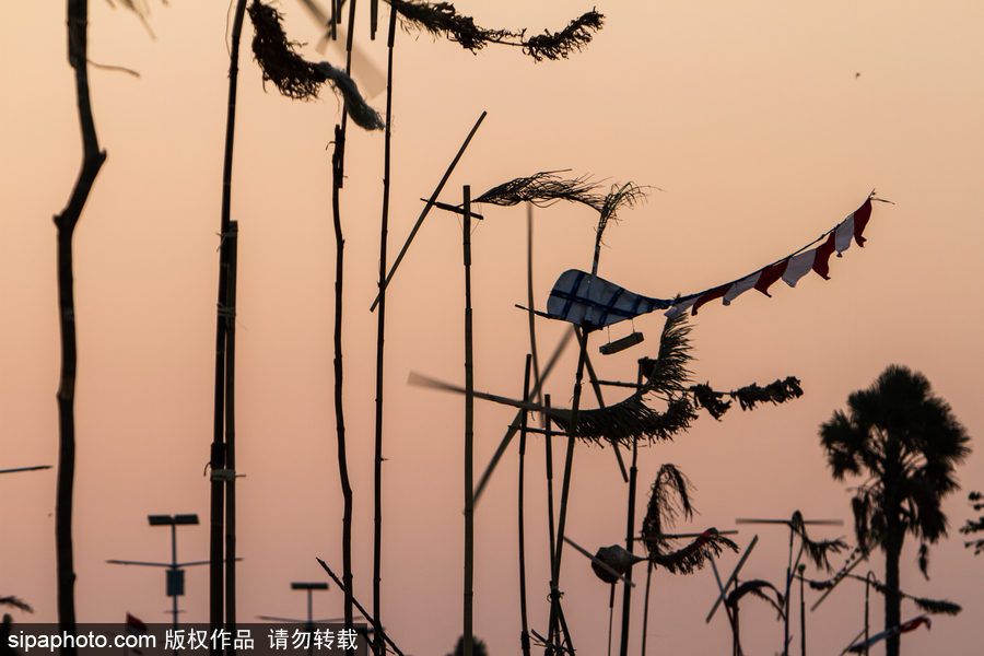 印尼迎來傳統風車節 風帆舞動夕陽剪影下美如畫
