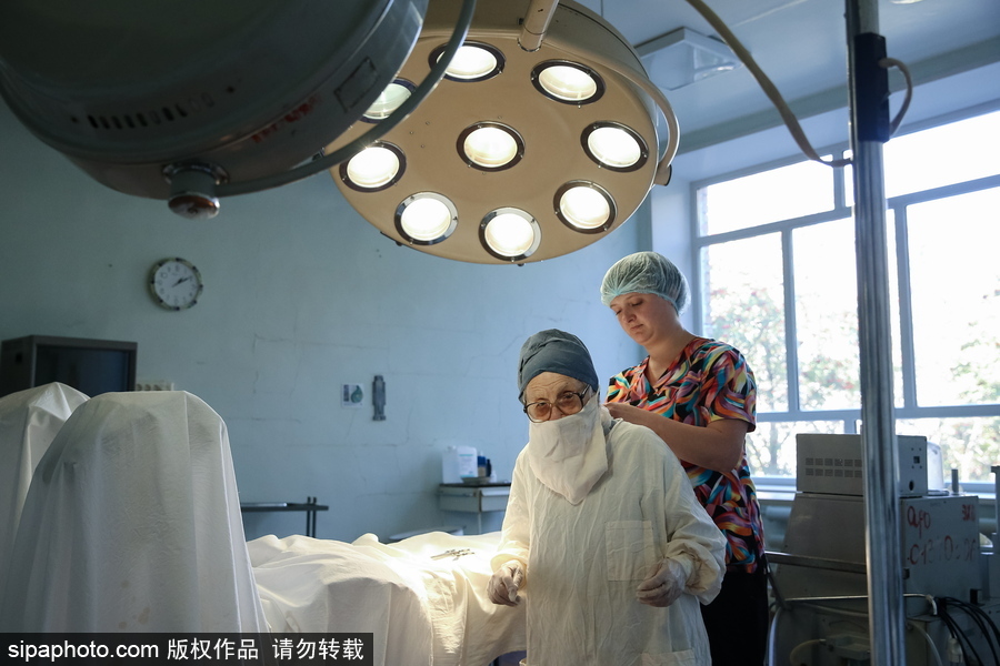 俄最年長在職外科醫生 90歲高齡仍在主刀