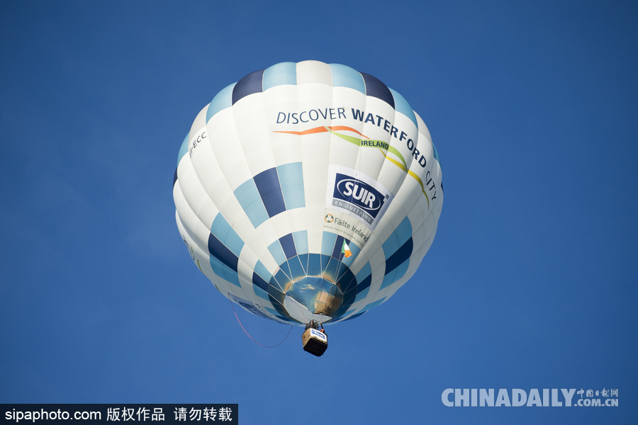 愛爾蘭舉行熱氣球錦標(biāo)賽 色彩點(diǎn)綴天空場景浪漫
