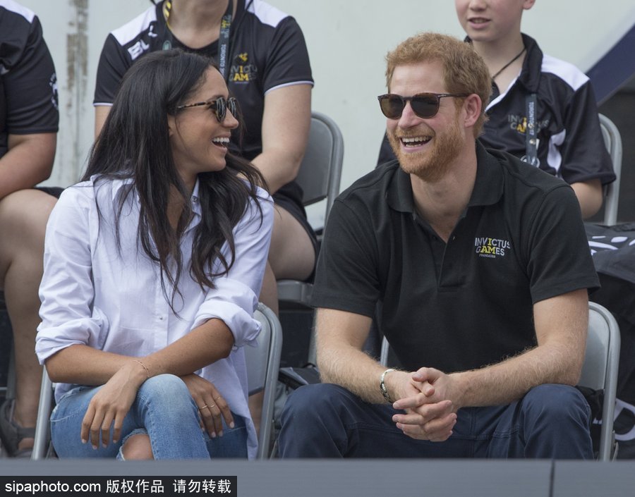 哈里王子攜女友甜蜜現身 手牽手觀看不可征服運動會