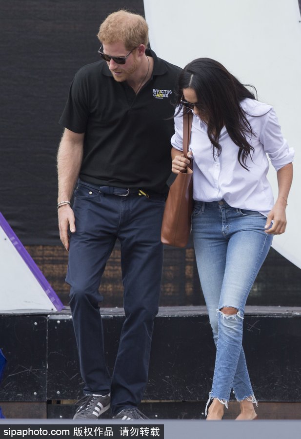 哈里王子攜女友甜蜜現身 手牽手觀看不可征服運動會