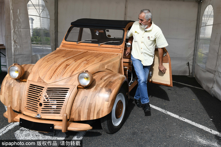 法國退休木工手工打造木制老爺車 自帶引擎上路超拉風