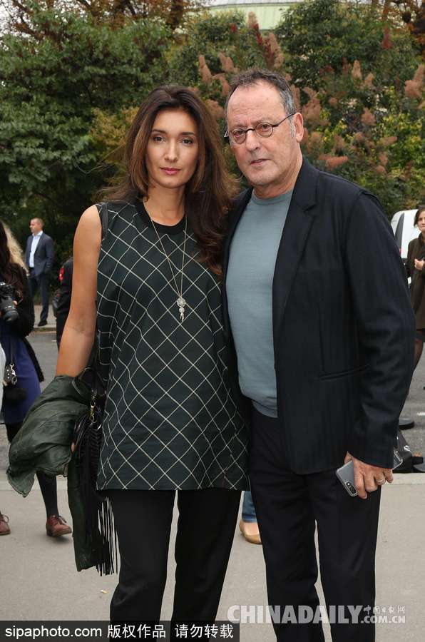 《這個(gè)殺手不太冷》男星讓·雷諾攜妻巴黎觀秀 難抵歲月顯老態(tài)