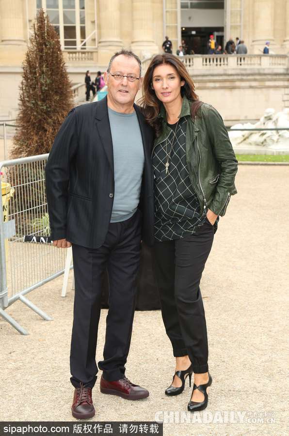 《這個(gè)殺手不太冷》男星讓·雷諾攜妻巴黎觀秀 難抵歲月顯老態(tài)