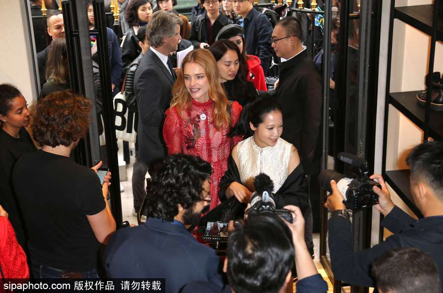 超模納塔利-沃佳諾娃現(xiàn)身巴黎參加活動 紅色薄紗裙盡顯傲人身材