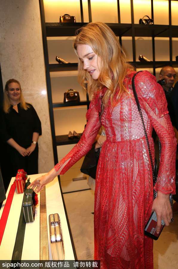 超模納塔利-沃佳諾娃現身巴黎參加活動 紅色薄紗裙盡顯傲人身材