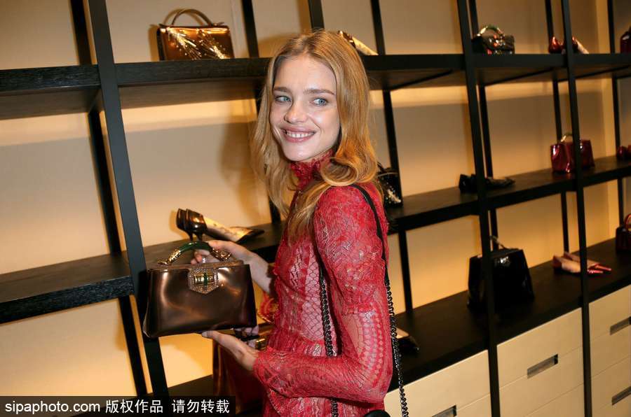 超模納塔利-沃佳諾娃現身巴黎參加活動 紅色薄紗裙盡顯傲人身材