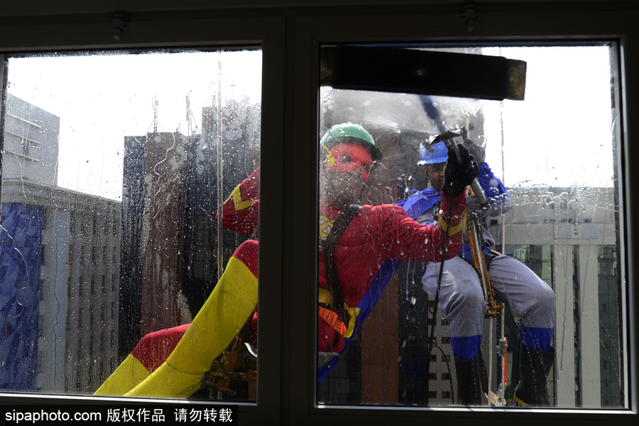 暖！擦玻璃工人扮“蜘蛛俠”3年 哄生病兒童開心