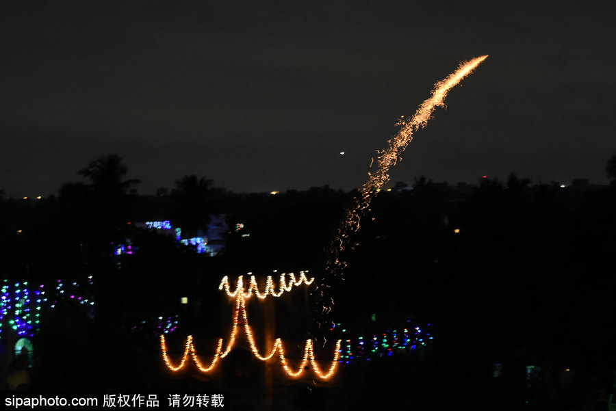 印度加爾各答民眾大擺煙火造型慶祝排燈節