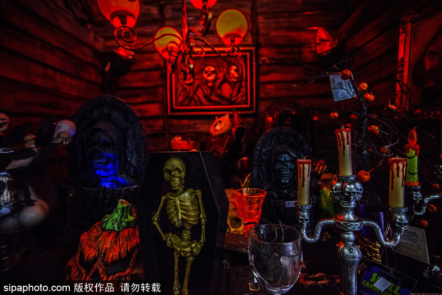 圣保羅街頭萬圣節(jié)氣息濃厚 各色飾品恐怖搶眼