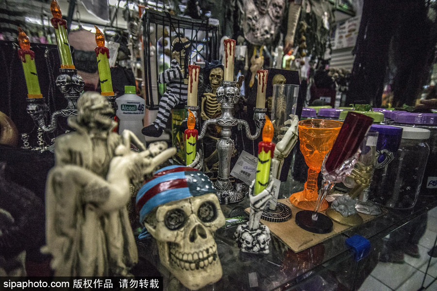 圣保羅街頭萬圣節氣息濃厚 各色飾品恐怖搶眼